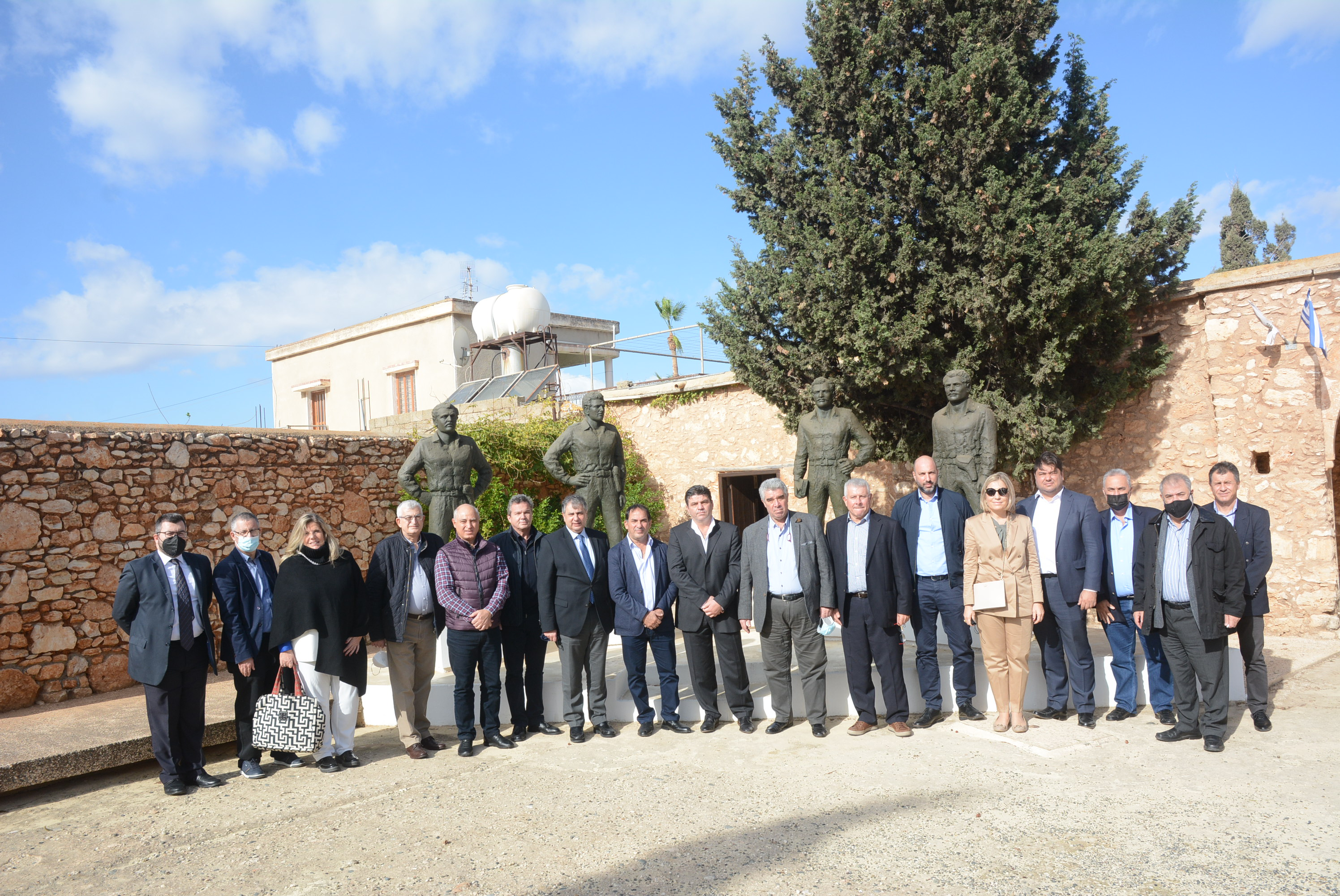 Σε στενότερη συνεργασία και κοινές δράσεις  προχωρούν τα Επιμελητήρια Αμμοχώστου και Πειραιώς